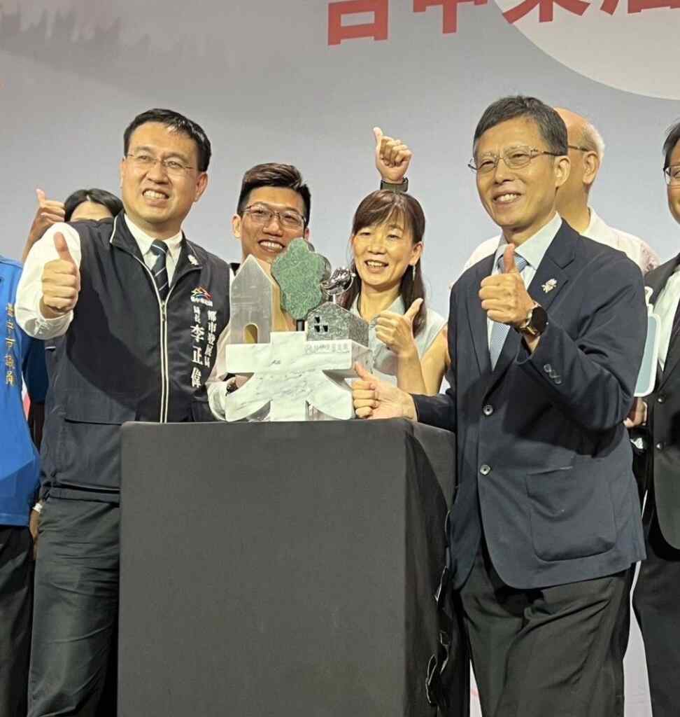 ▲2023-2024台中樂居金獎雙年獎,以「永續」為主題,並以樂居元素的「小花」為主視覺。(記者廖妙茜拍攝)