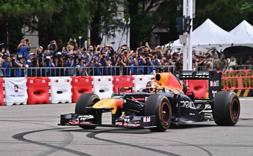 ▲2024年亞洲唯一、台灣第一「Red Bull Showrun Taichung」今天火熱開跑,現場吸引超過6萬多人次車迷朝聖。(記者張玉泰攝)