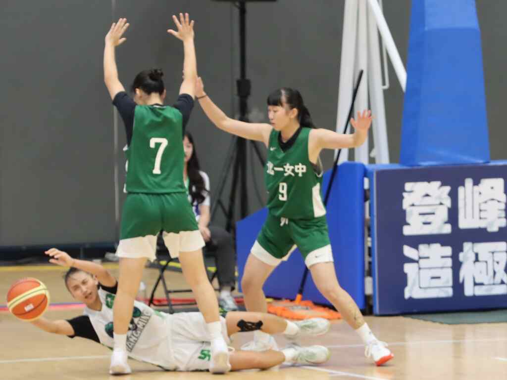 陽明高中陳宥妡摔倒在地仍創9次助攻紀錄,但北一女團隊助攻與抄截雙20,加上5人得分上雙,仍以雄厚板凳深度取得4連勝。