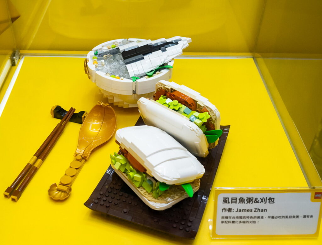 邀請樂高達人詹政峰以「古都台南」為主題創作「虱目魚粥&刈包」展示於樂高授權專賣店快閃店。