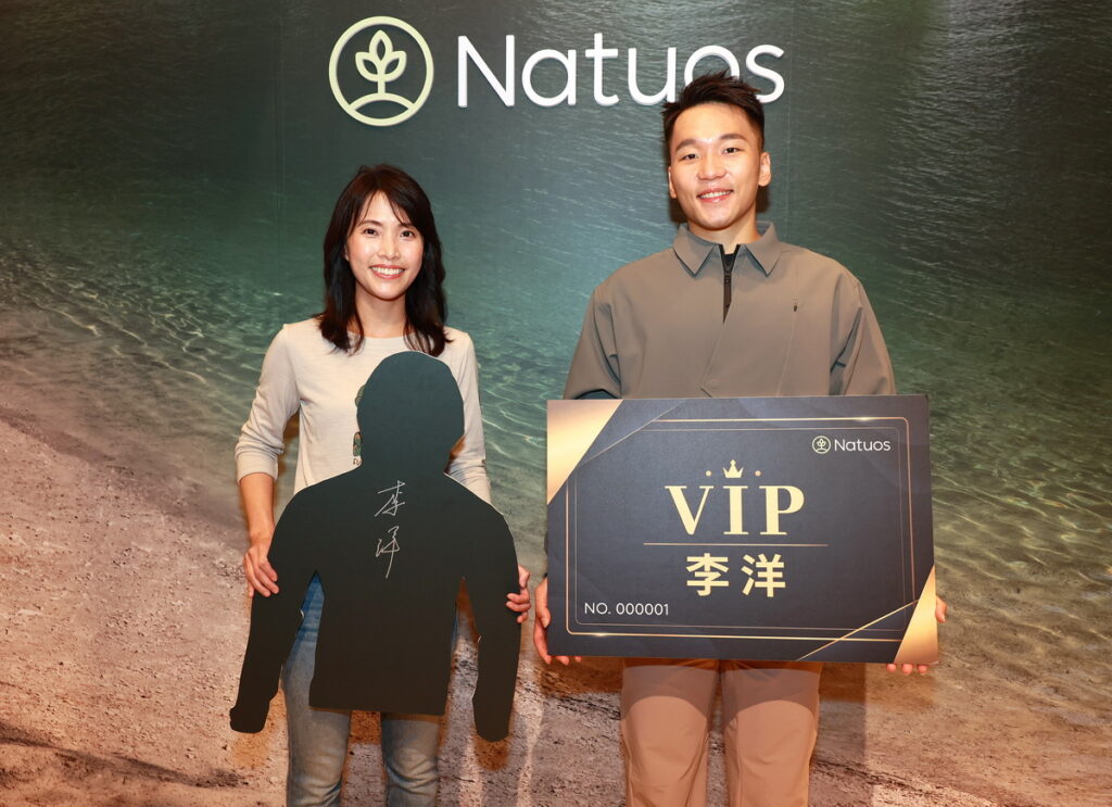 奧運金牌李洋(右)擔任natuos一日店長與品牌創辦人陳盈璇