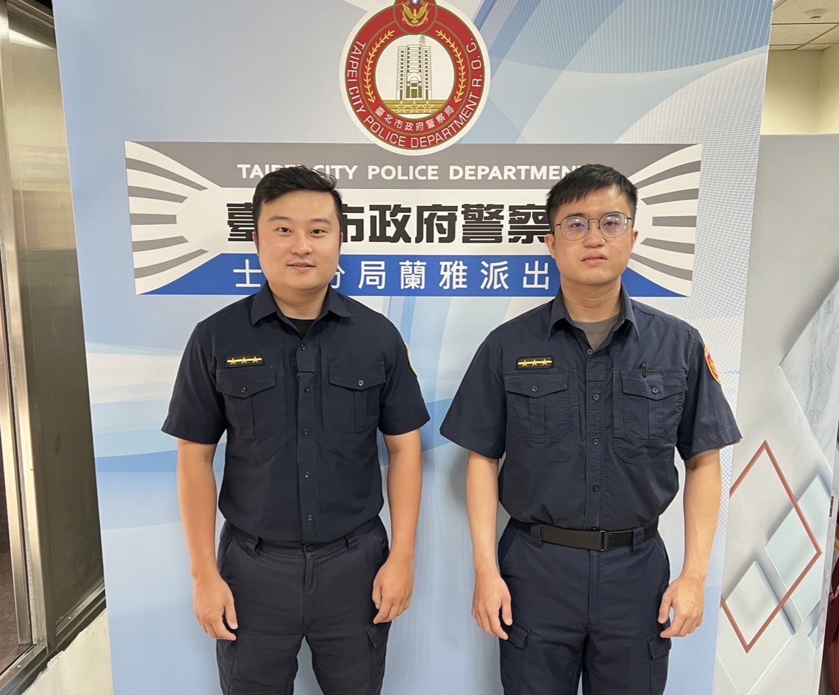 蘭雅派出所警員洪信誠(圖左)、謝旻君(圖右)趕赴蘭雅郵局,成功阻止愛情包裹詐騙案。(記者 黃荷琇翻攝)
