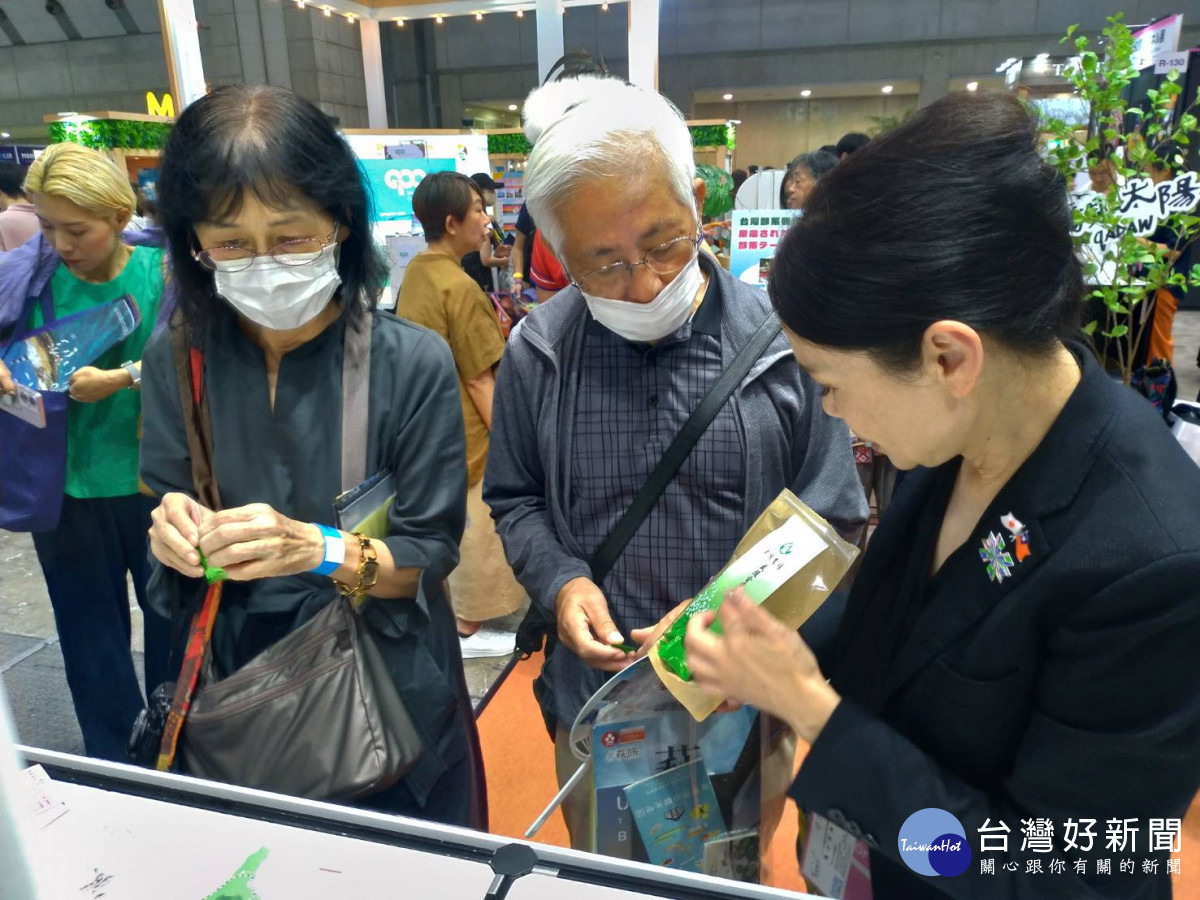 武陵農場向日本旅遊業者及民眾推廣台灣高山農場深度之旅，並分送農場自製的金萱茶糖。