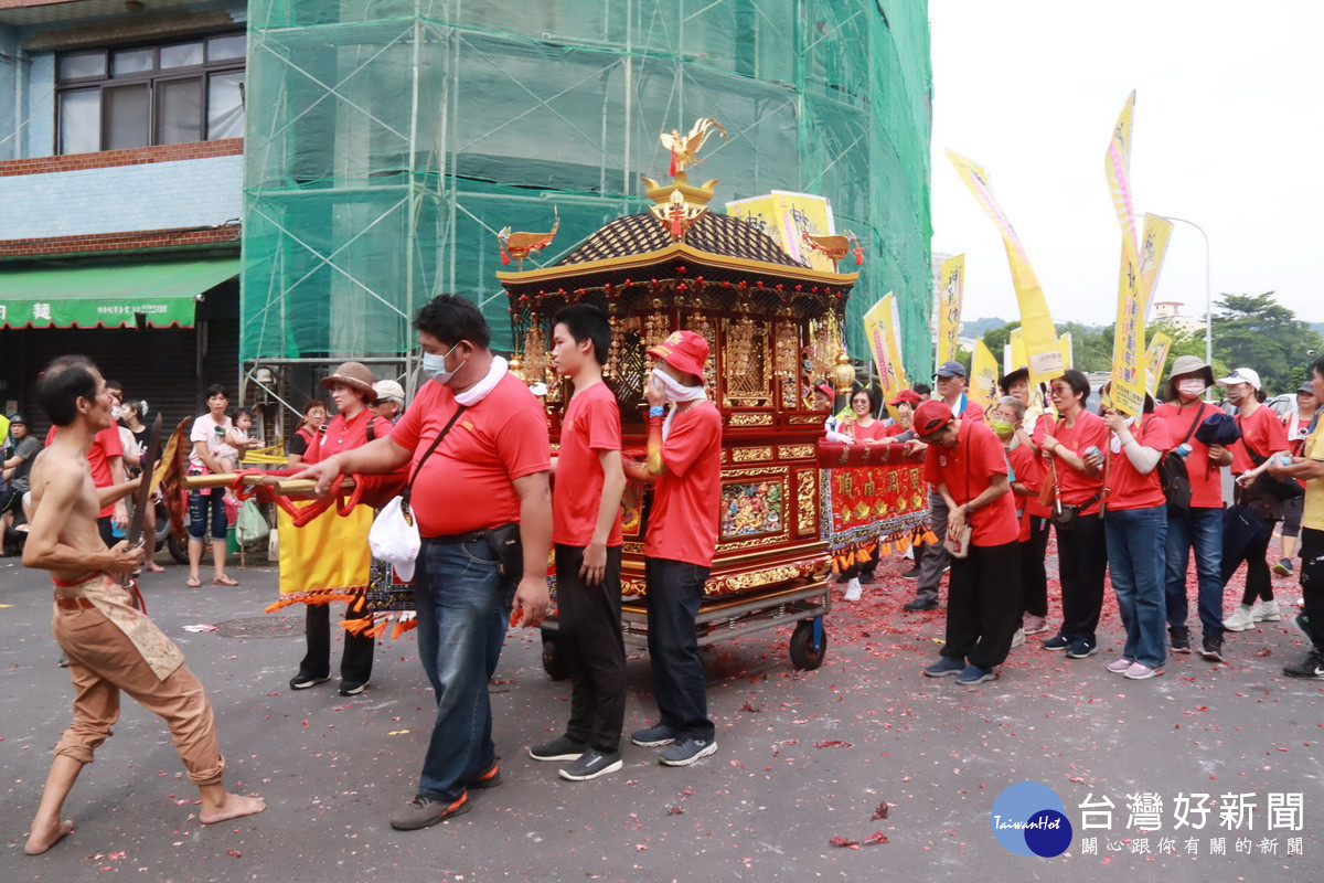 大華嚴寺毘盧觀音神轎同行遶境。(記者扶小萍攝)