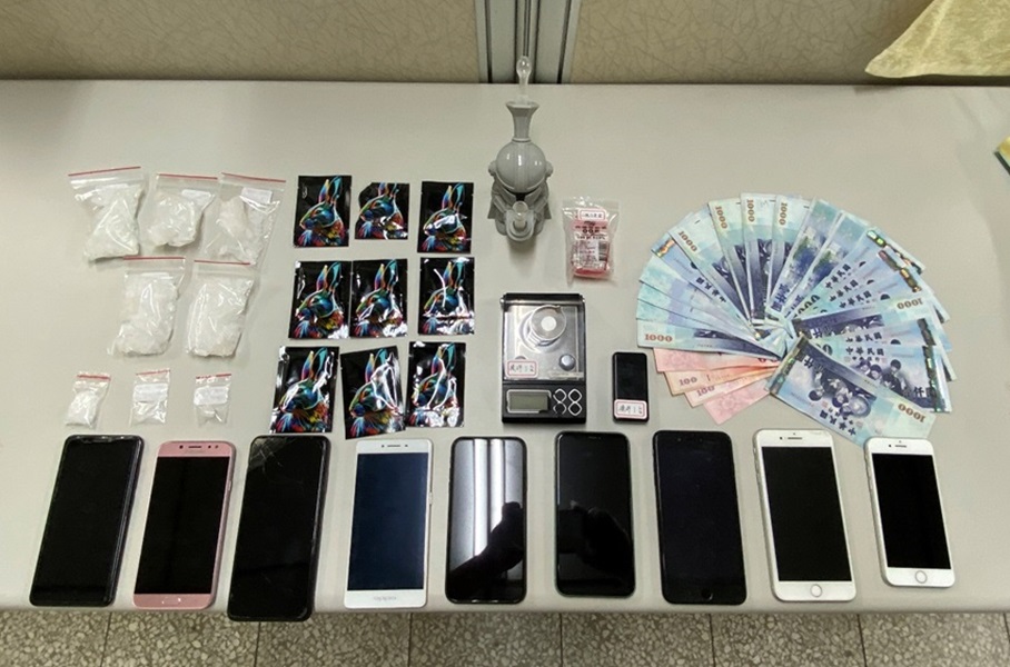 ▲圖說:警方向上溯源查獲毒販蔡男,查扣毒品咖啡包、安非他命、電子磅秤、吸食器、現金1萬8,000元及手機9支等證物 (圖/台中市政府 提供)