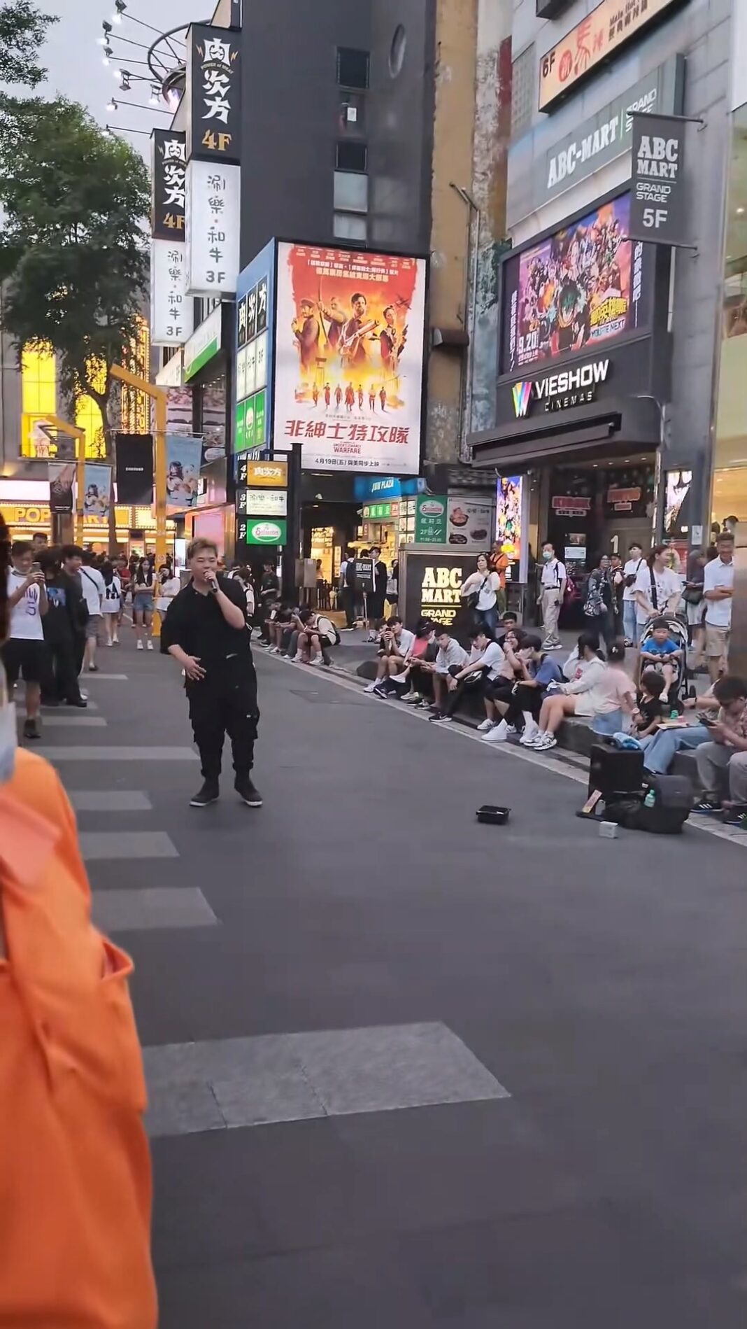 (更新)影/西門町攤販起火!一旁Rapper唱歌Diss 引發網友熱議