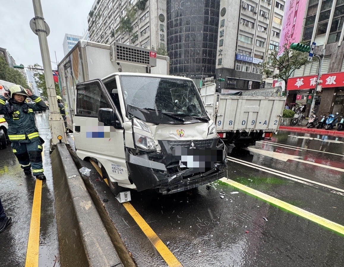 ▲台北市大安區忠孝東路四段216巷口,今(29)日10時許發生1起4車連環追撞交通事故。(翻攝畫面)