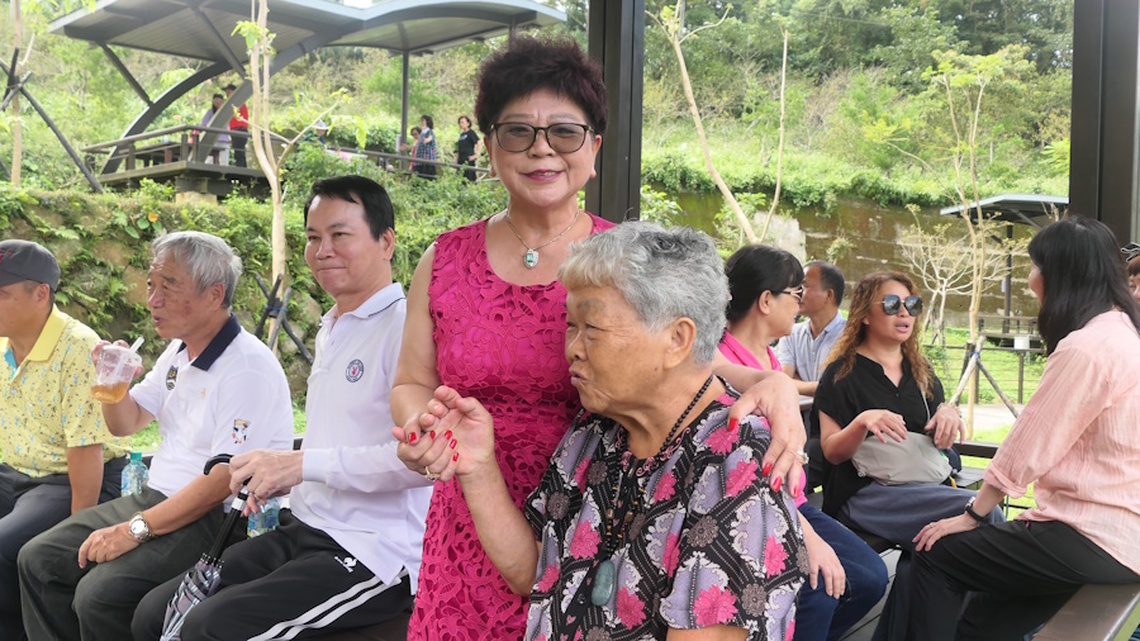 迎接九九重陽節到來 嘉義阿里山土匪森活村 邀請開心樂團、柔樂球團隊現場演出備受好評