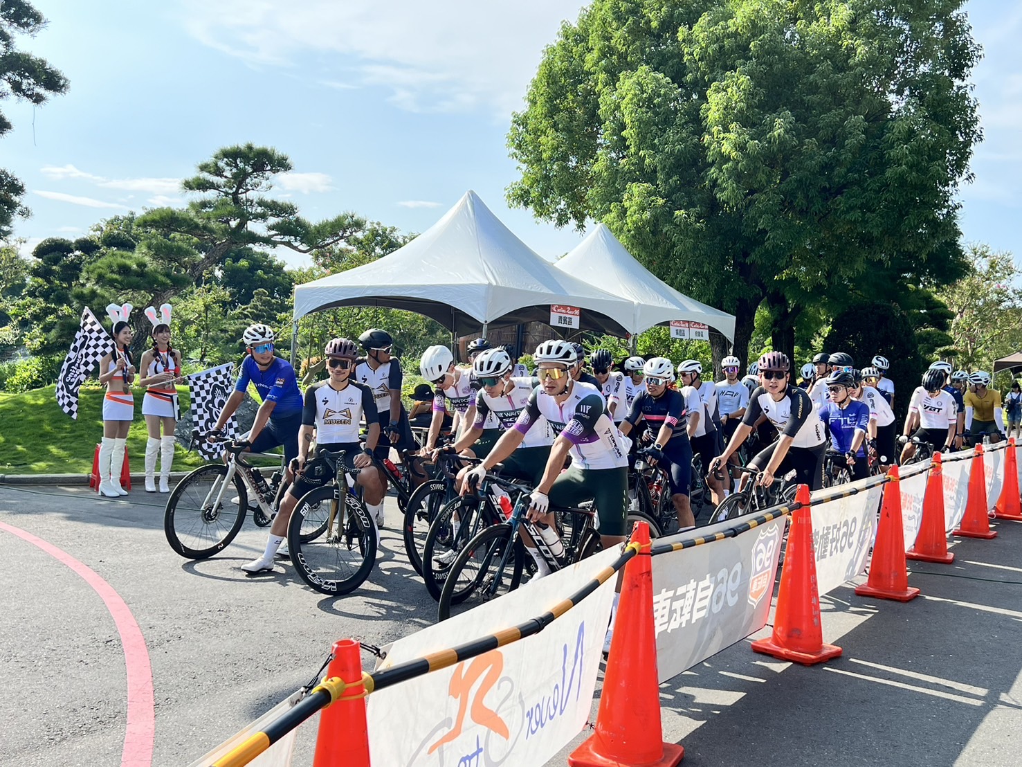 ▲國際運動盛事「96自由車聯賽—彰化站」以成美文化園為起點，，引來自國內外的超過1200位車友參加，挑戰89公里的田園風光。（頂新和德文教基金會提供）