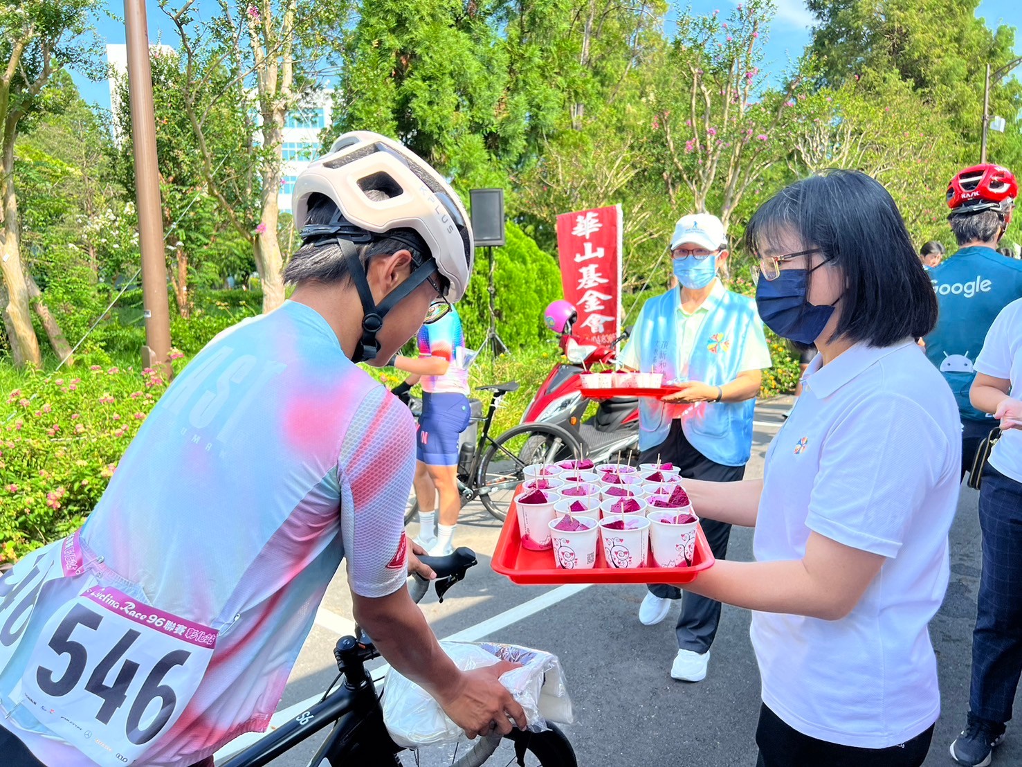 ▲國際運動盛事「96自由車聯賽—彰化站」以成美文化園為起點，，引來自國內外的超過1200位車友參加，挑戰89公里的田園風光。（頂新和德文教基金會提供）