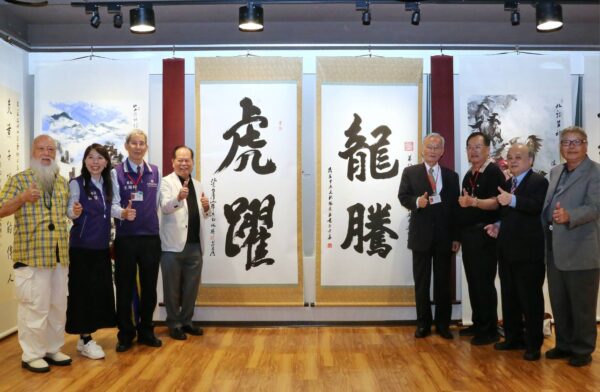 右一)知名畫家賴文森(右二)台灣非營利組織聯合總會榮譽總會張連興 (右三)台灣警政部門前副負責人蔡俊章 (右四)台灣海巡部前負責人蔡俊章博士 (左一)资深媒體人彭富發博士 (左二)中華美術家協會秘書長羅慧 (左三)中華美術家協會會長王海峰 (左四)星桂冠獎創辦人林暉博士