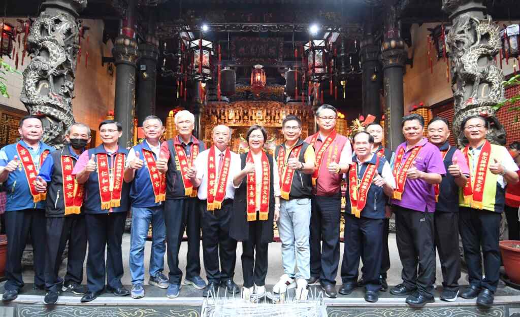 ▲2024彰化縣媽祖祈福文化節進入尾聲,今(29)日下午在員林福寧宮舉行隆重的聯合祈福典禮,並進行擲筊儀式,確定由社頭枋橋頭天門宮接任2025年爐主。(記者林明佑翻攝)