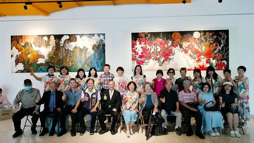 ▲竹亞軒藝廊「共舞丹青行墨緣」陳文珍師生聯展開幕式合照。(記者林明佑攝)