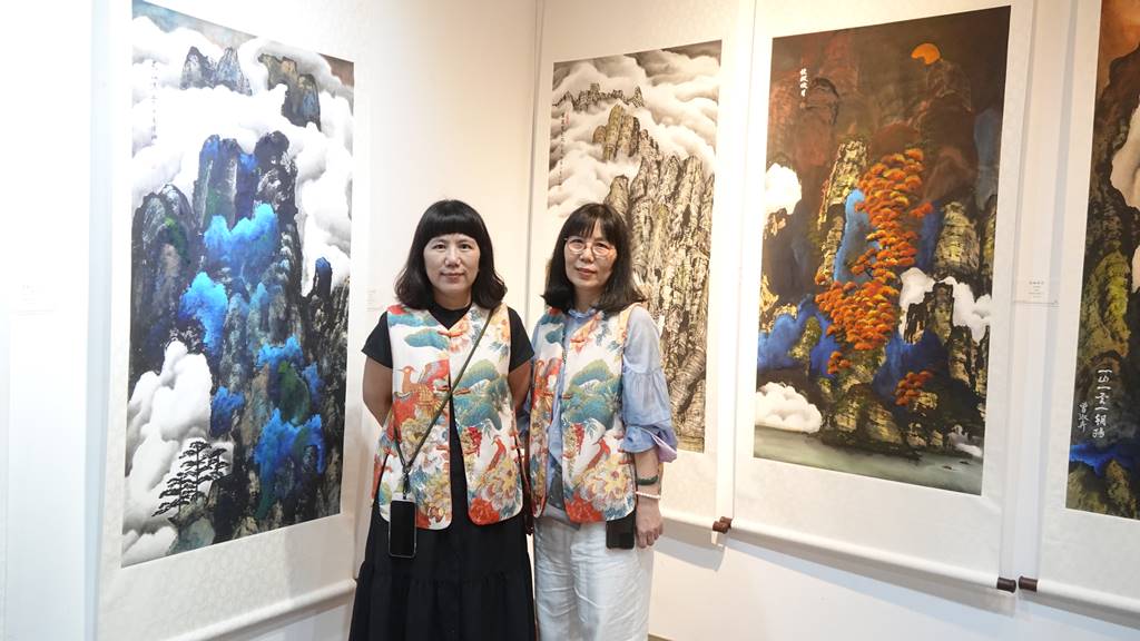 ▲竹亞軒藝廊學員中，洪幼玲、洪如萍是姊妹，各提供兩件作品參展。（記者林明佑攝）