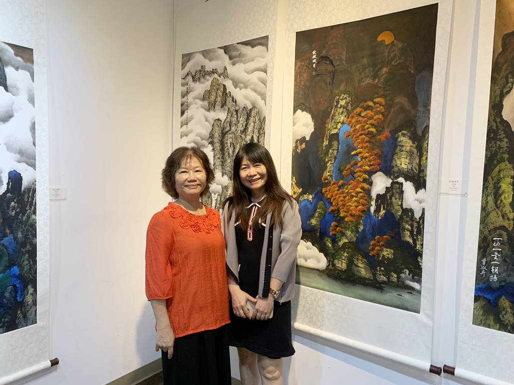 ▲竹亞軒藝廊學員在作品前合照。（記者林明佑攝）