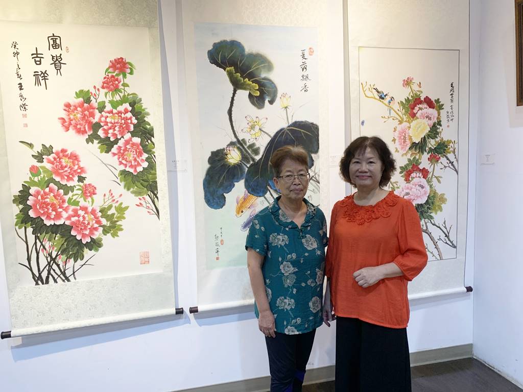 ▲竹亞軒藝廊學員在作品前合照。（記者林明佑攝）