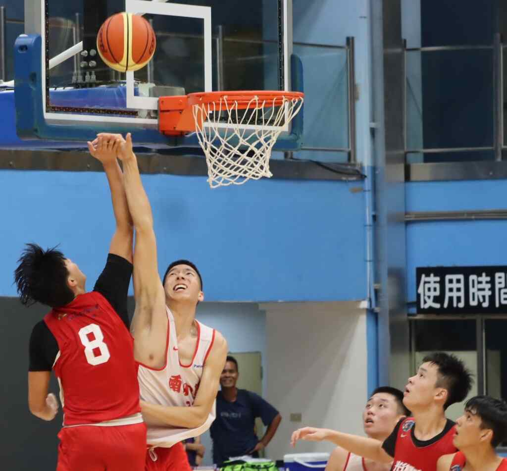 被拔擢為先發中鋒的邱靖,敲火鍋和抓籃板球威力都有乃父邱宗志之風,他同時也是球三代,外公是老國手錢一飛。 (魏冠中攝影)