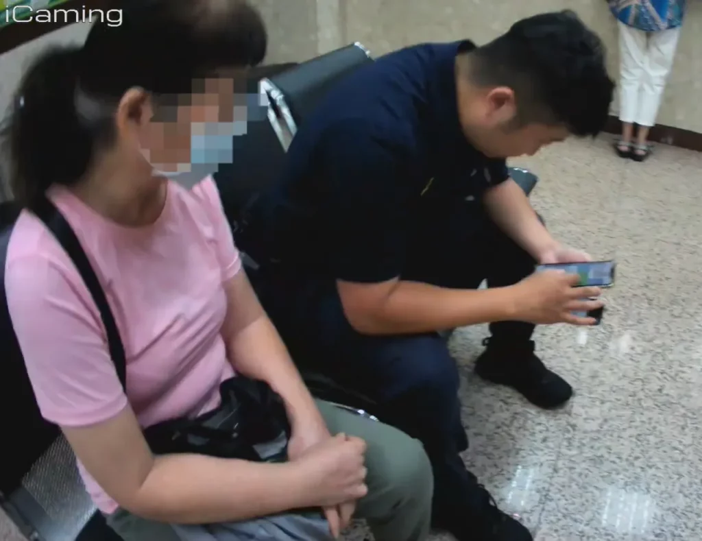 疑似有民眾遭詐騙,想要匯款給不明帳戶,士林警旋即趕赴現場處理