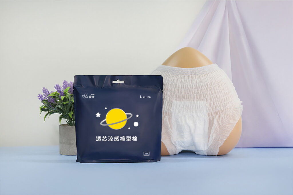 推薦大流量女孩使用愛康褲型棉系列,吸收力達 300c.c.,月經洩洪時期也能安心防漏。(圖片來源:愛康衛生棉)