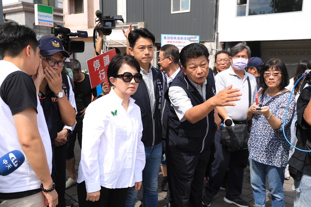 中市府祭鐵腕「無限期公車大執法」 盧秀燕:不容許零星事故 196 中市府祭鐵腕「無限期公車大執法」 盧秀燕:不容許零星事故 195
