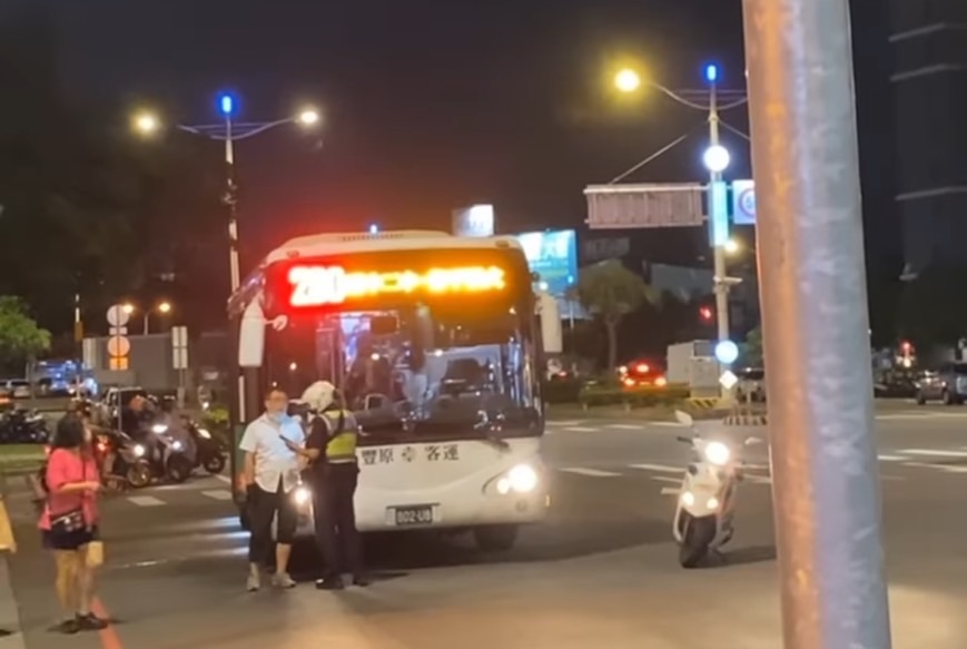台中公車大執法硬起來 市民直擊「橫跨雙車道被警攔下開單」 134 台中公車大執法硬起來 市民直擊「橫跨雙車道被警攔下開單」 133