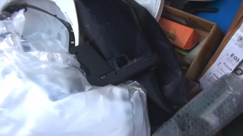 警方於高嫌住所內查緝到一把辣椒槍。(記者 黃荷琇翻攝)