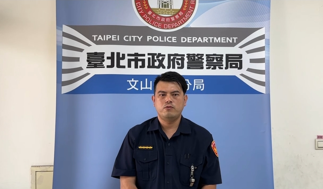 木新派出所巡佐王勝暉呼籲,民眾在處理感情糾紛時應保持冷靜與理性,切勿因一時衝動而觸犯法律。(記者 黃荷琇翻攝)