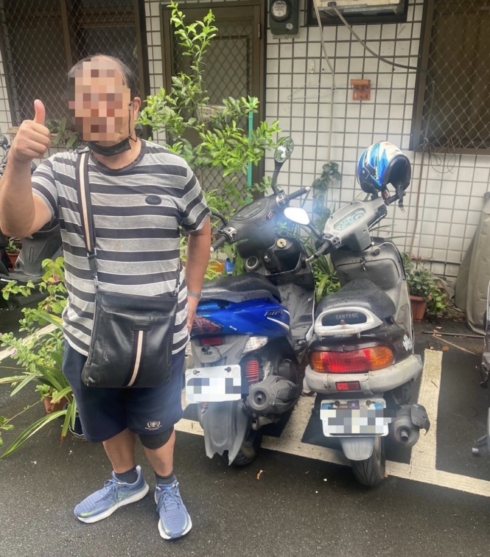 沈姓民眾對警方積極協助尋回愛車行為讚許有加且頻向警方道謝。(記者 張艷君翻攝)