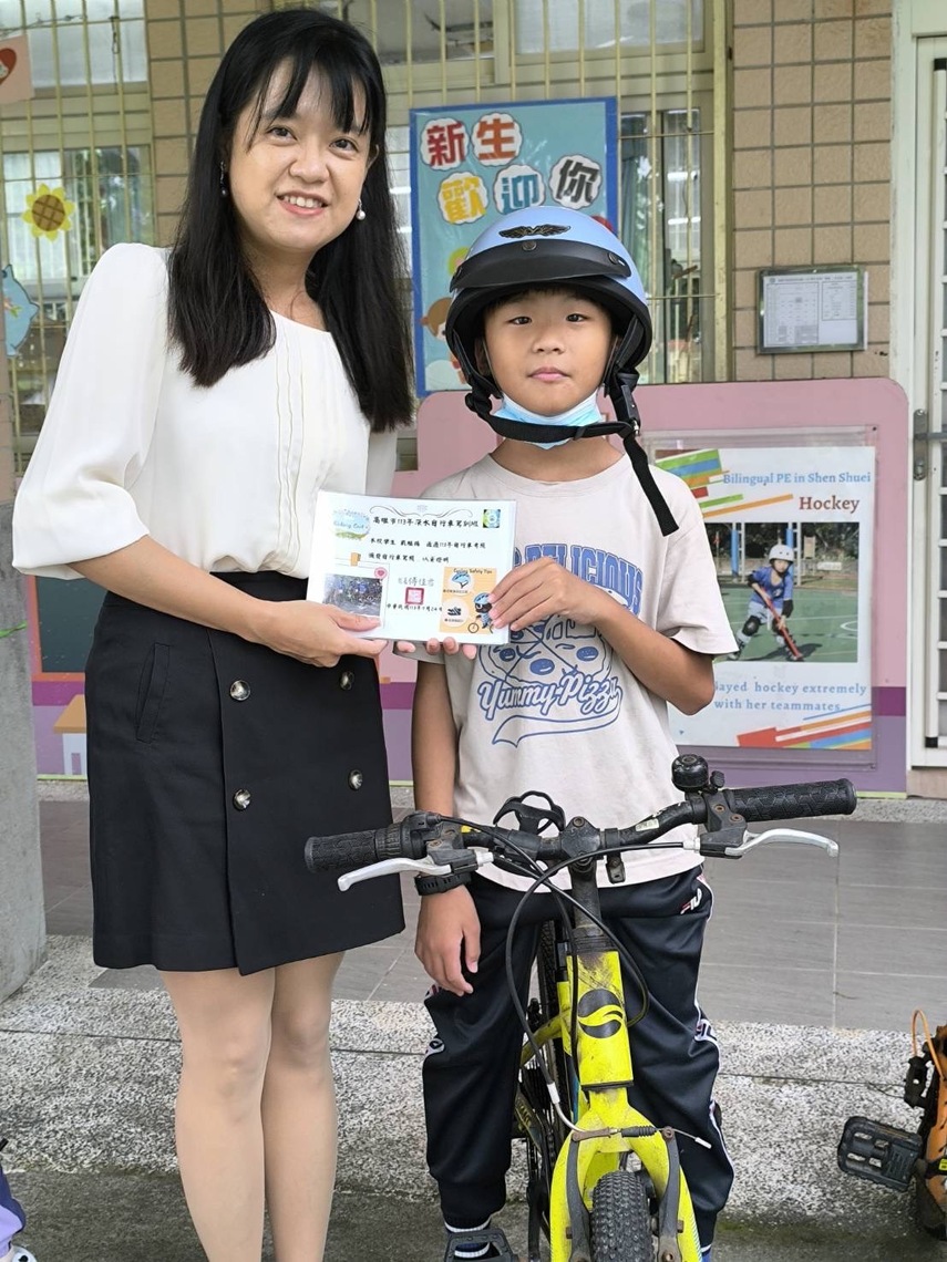 漾新聞|透過講座騎乘訓練 深水國小學生領到自行車「駕照」