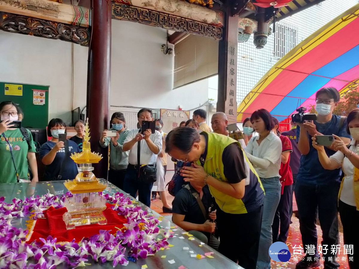 開化寺香火300年,市長林世賢今日恭迎佛舍利於寺中,活動期間供市民參拜祈福。圖/記者鄧富珍攝