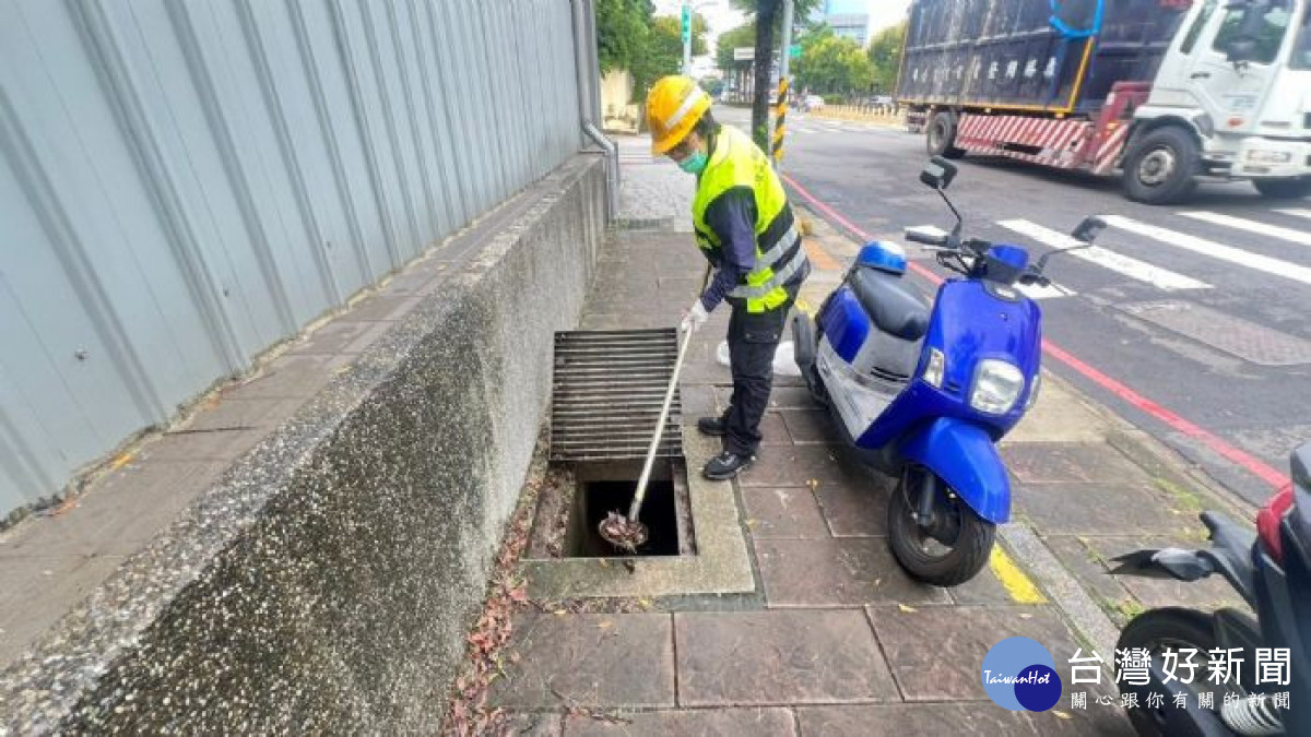 環保局動員整備加強道路側溝清淤。