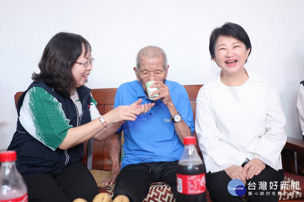 盧市長特別準備阿公最愛的可樂，祝福張阿公重陽節快樂！