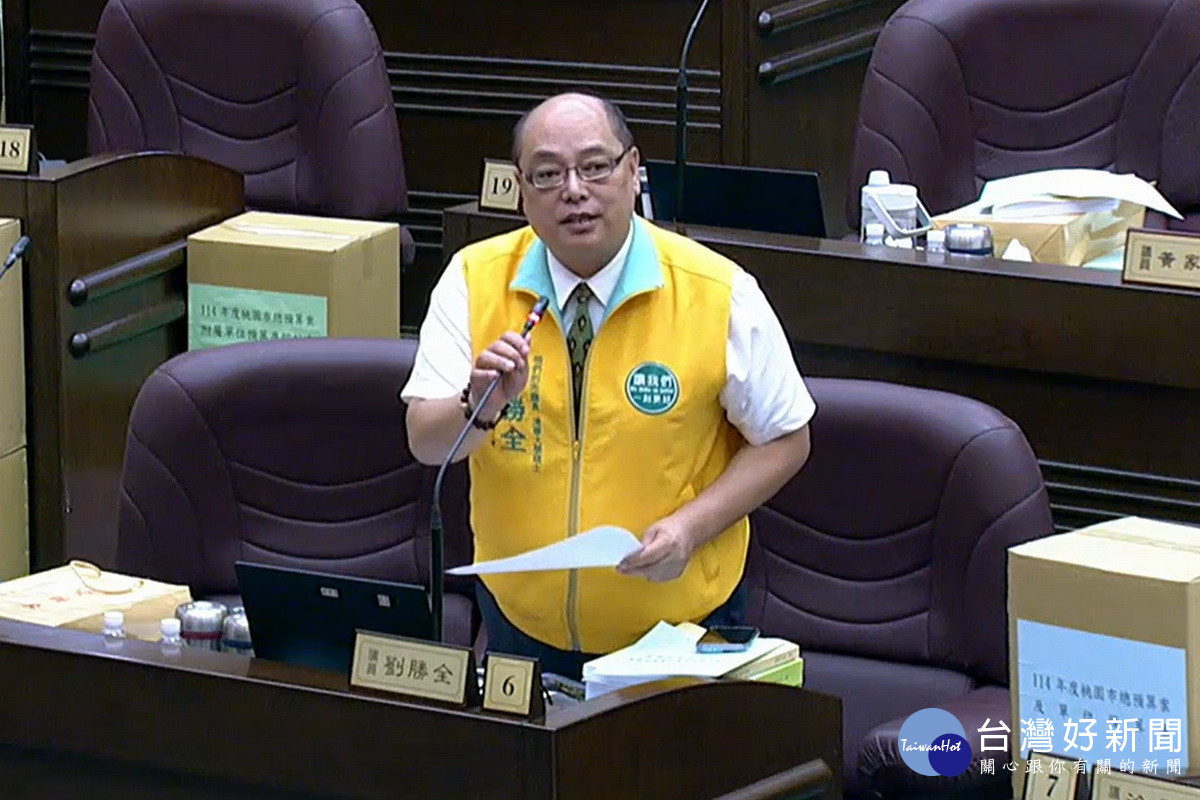 桃園市議員劉勝全於議事堂進行質詢。<br /><br />