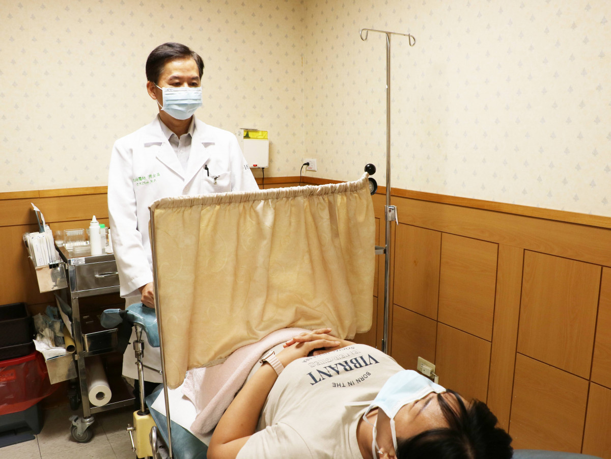 50歲婦人因生育3胎,造成骨盆底肌鬆弛,不自主頻漏尿,造成嚴重社交困擾,經聯新國際醫院婦產科主治醫師周全益單一切口手術後,成功治癒,讓她再也不用擔心漏尿。圖/聯新國際醫院提供