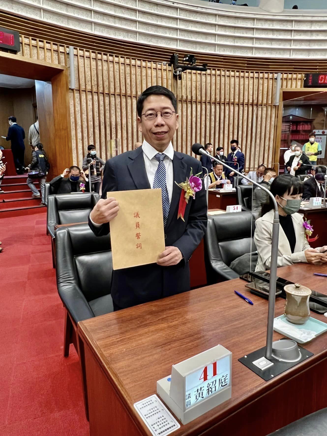 國民黨高市議員黃紹庭本月26日遭檢調搜索前飛往中國廈門,4天後返台在機場被拘提到案。翻攝臉書