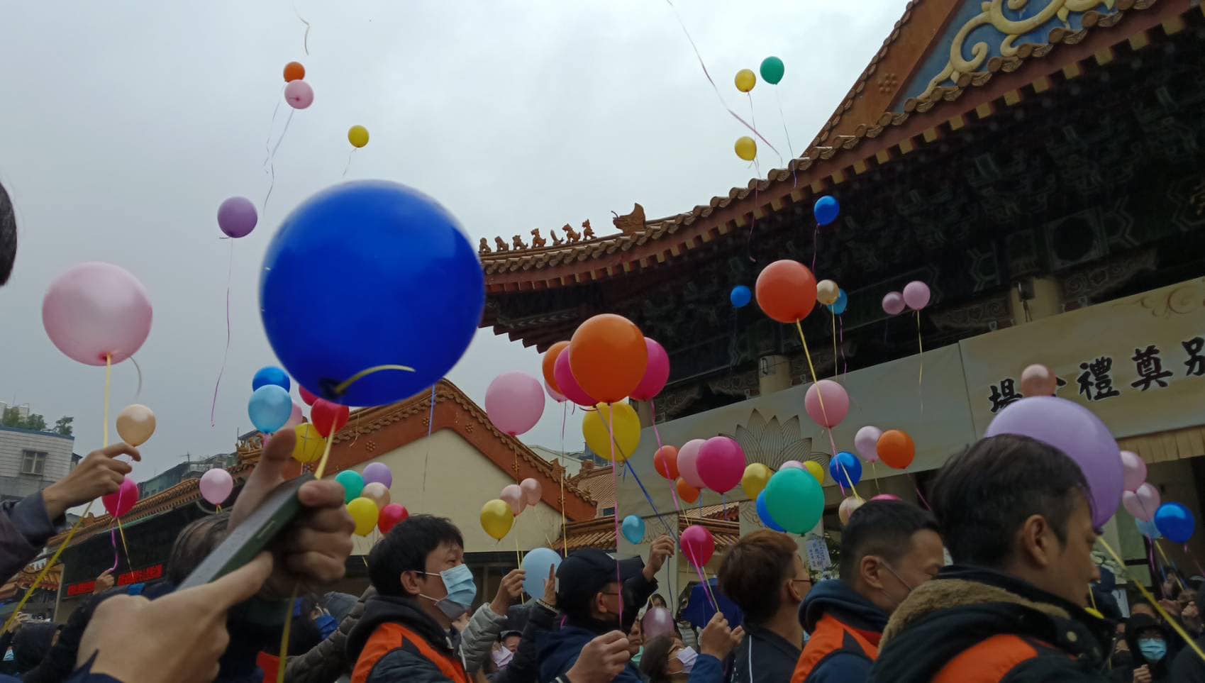 新北地院30日宣判國三生割頸案結果,圖為死者告別式時許多群眾自發到場送他最後一程。翻攝孩想陪你長大粉專