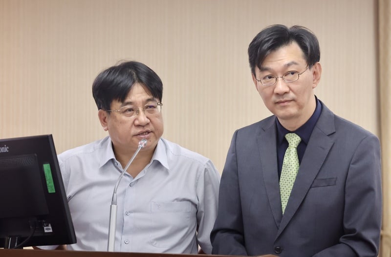 立院內政委員會30日審查都更條例修正草案，內政部次長董建宏（右）表示，是針對全國8216棟在實施容積獎勵前已掛號申請建照的建築基地。左為國土管理署長吳欣修。中央社
