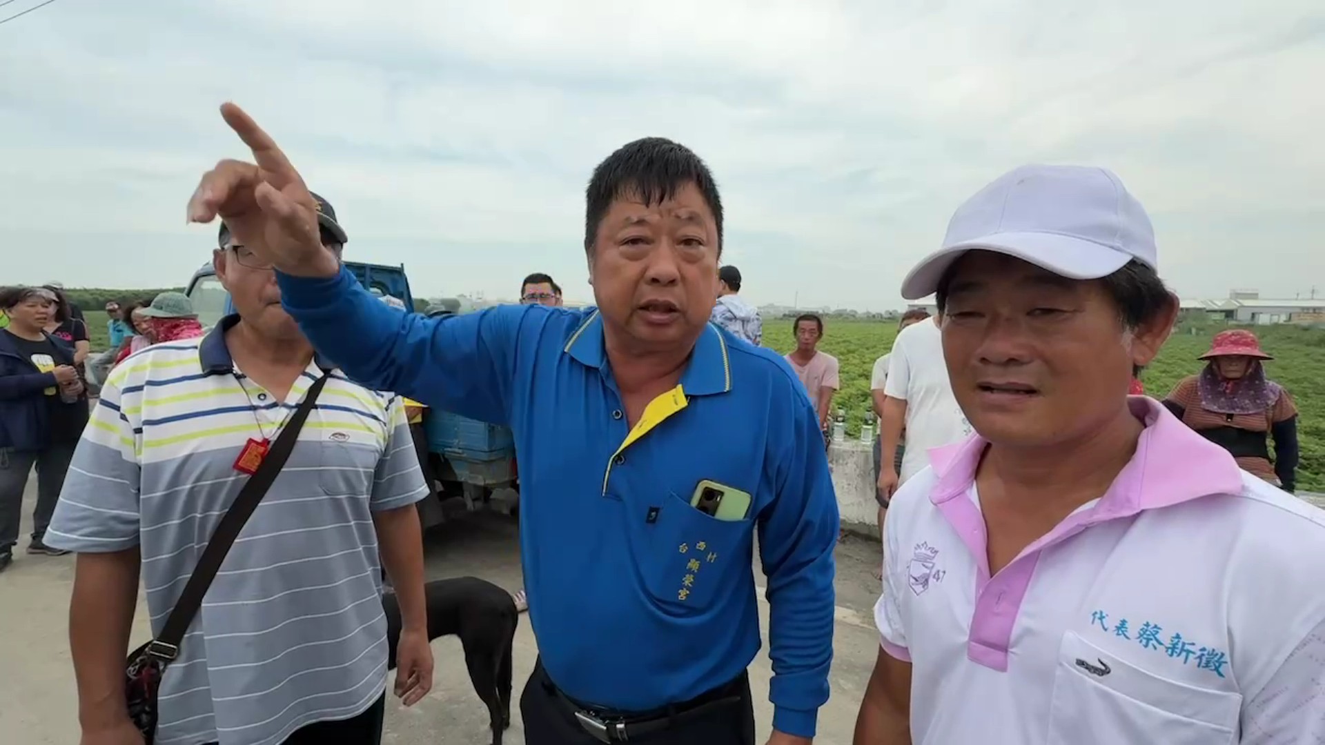 ▲大城鄉上百位山腳村民集結山腳村「風力發電」施工地點，抗議廠商未與村民溝通、未公開舉行說明會，即開始進行風力發電設備施設。（記者張溎壕攝）