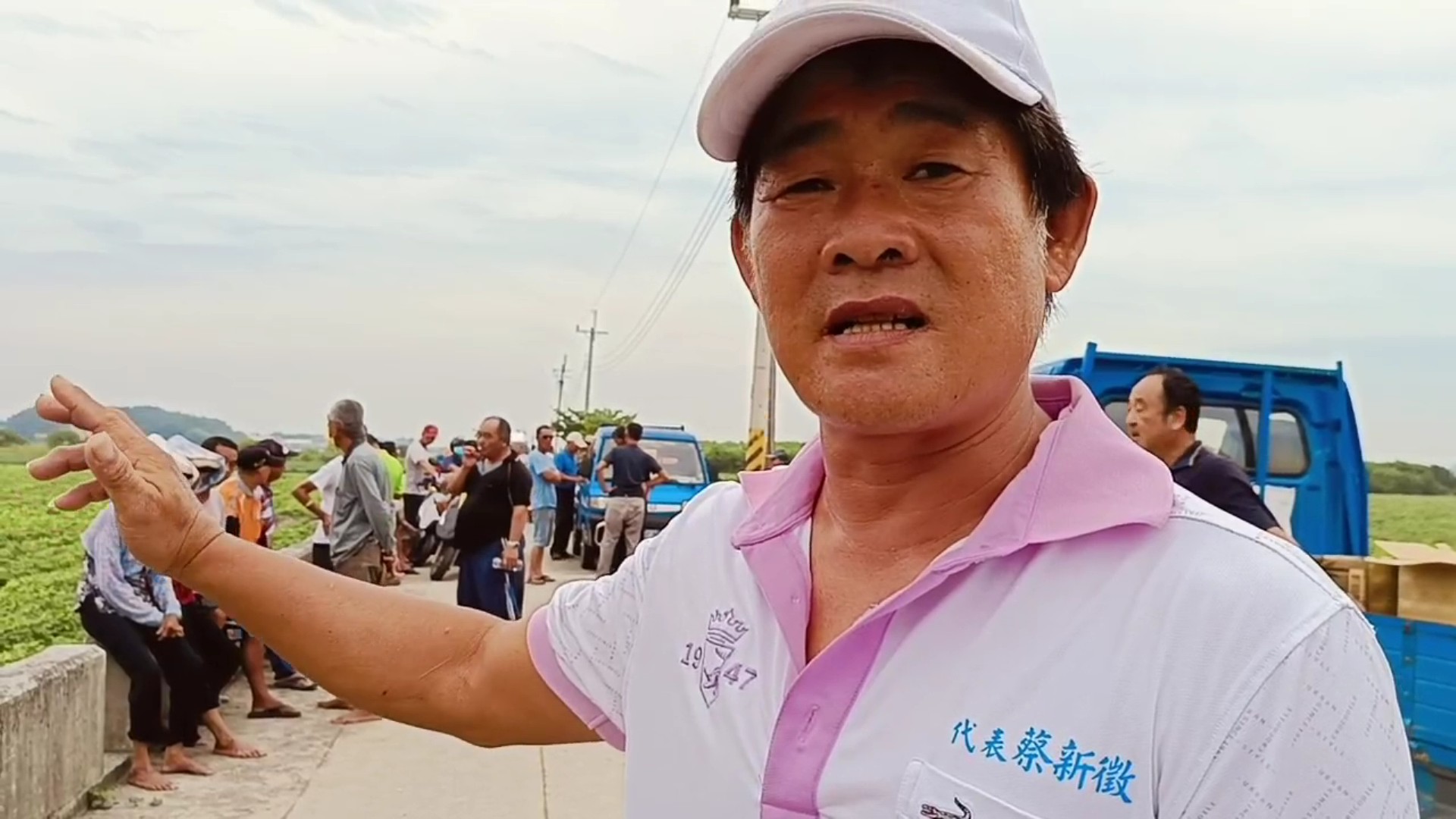 ▲大城鄉上百位山腳村民集結山腳村「風力發電」施工地點，抗議廠商未與村民溝通、未公開舉行說明會，即開始進行風力發電設備施設。（記者張溎壕攝）