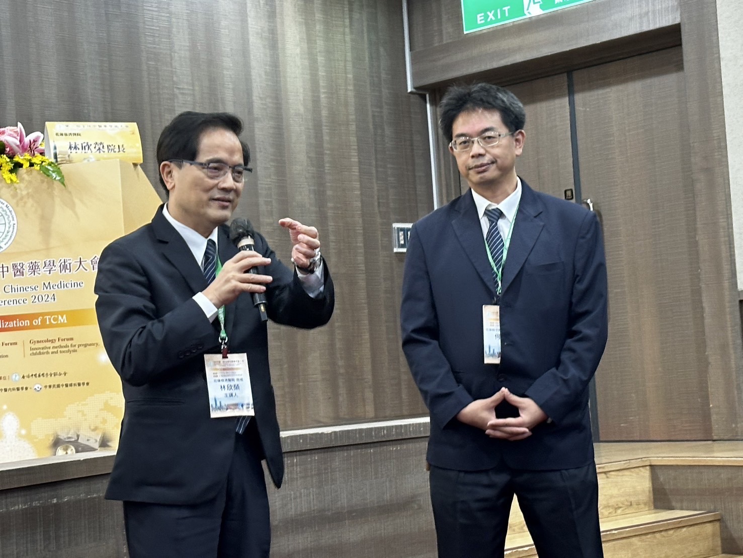 花蓮慈濟醫院院長林欣榮(左)、副院長何宗融9月29日在第一屆全球中醫藥學術大會,分享中西醫精準醫療團隊首創以病人的DNA、RNA去找中草藥與治療成果。