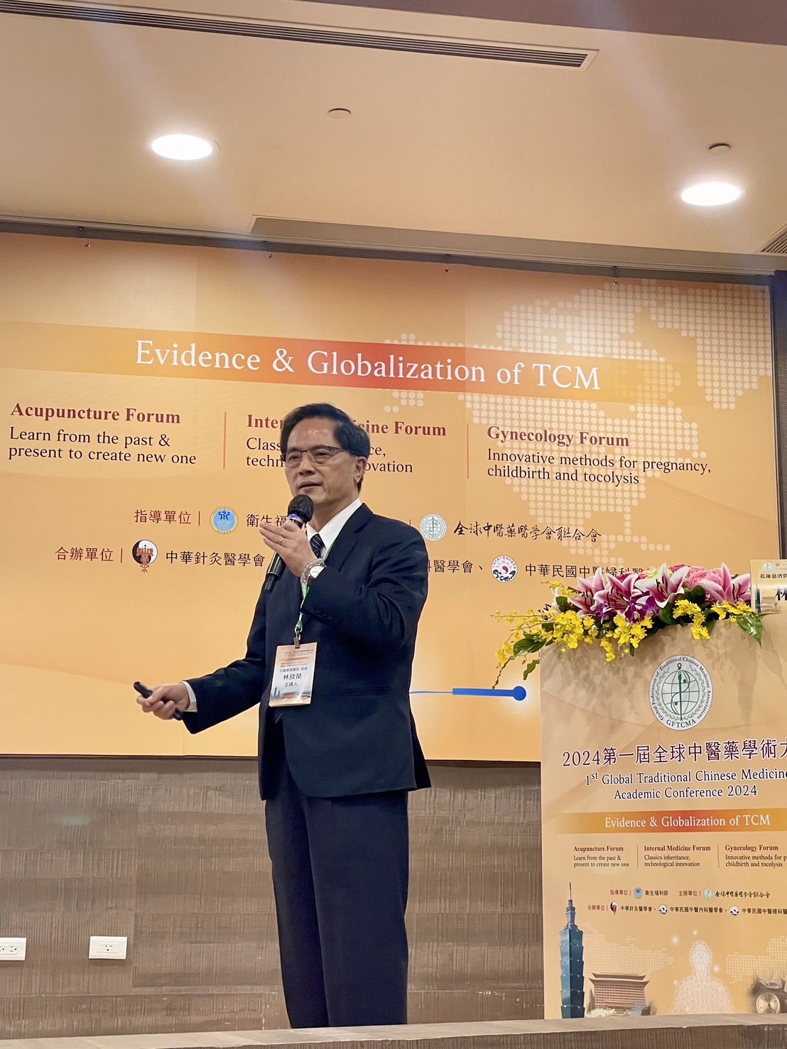 何宗融副院長細說花蓮慈院中西醫合療研發團隊,秉持科學實證,開啟以邁向無病健康中西醫研發因緣及淨斯本草系列成果。