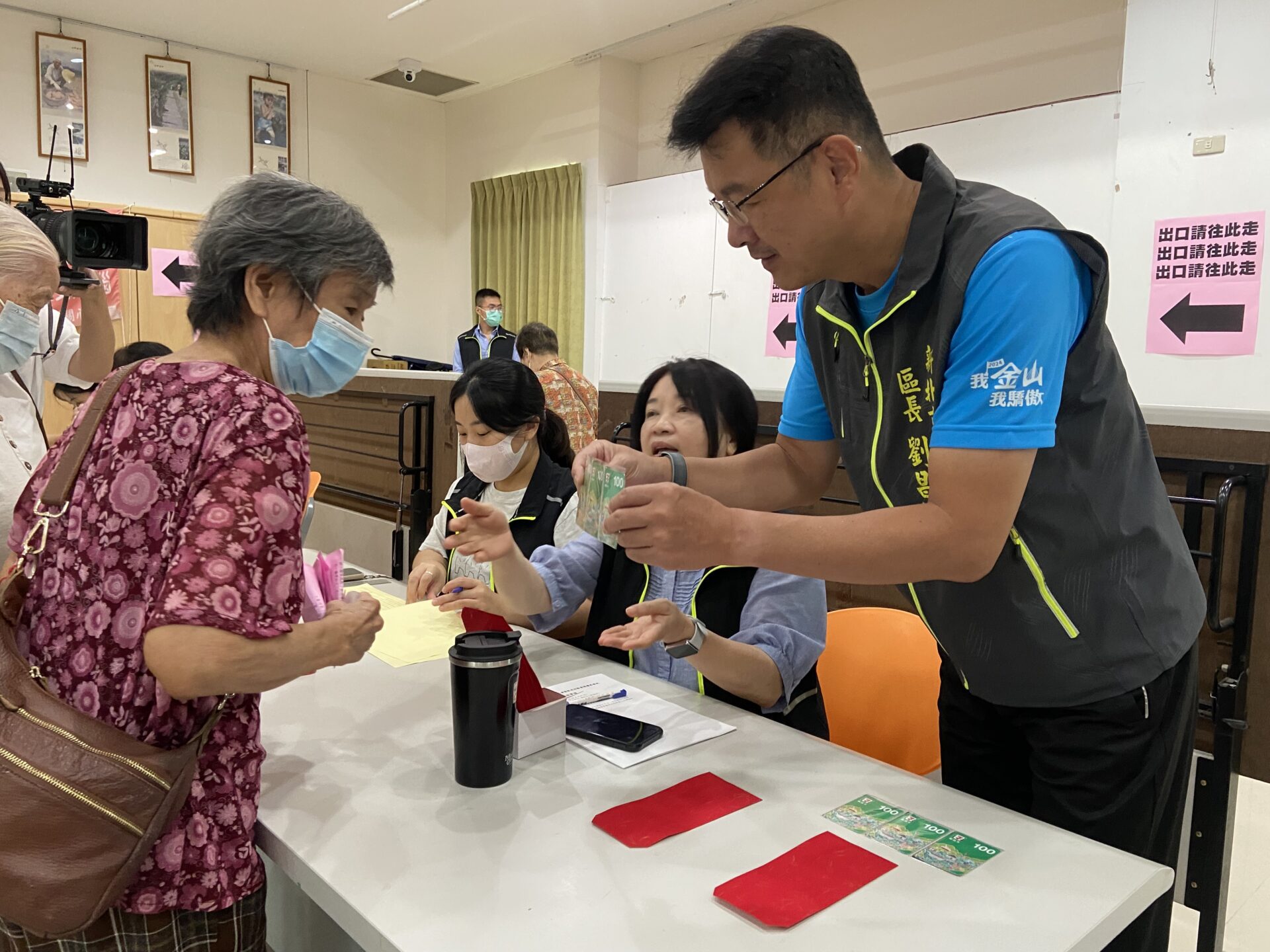 金山區致贈敬老禮券慶重陽　 流感疫苗施打顧健康