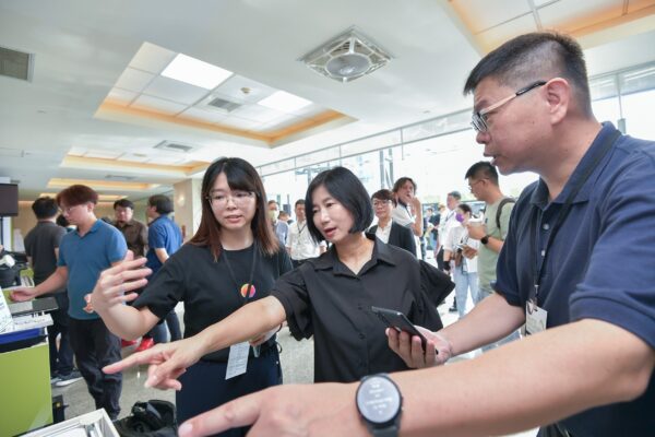 DeepSig公司總監Peter Carson參觀國內5G專網創新應用展示,表示目前與臺灣廠商有合作關係。(照片來源:電信技術中心)