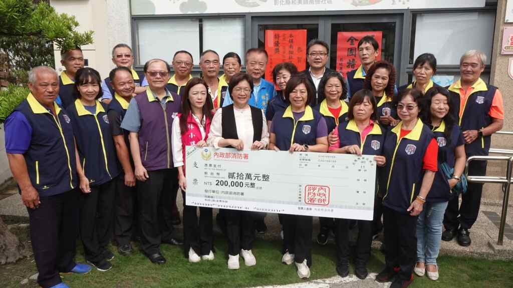 ▲彰化縣和美鎮南佃社區參與內政部消防署113年績優韌性社區評鑑,榮獲全國特優獎殊榮,彰化縣長王惠美今天上午特別前往南佃社區貼紅榜祝賀。(記者林明佑攝)