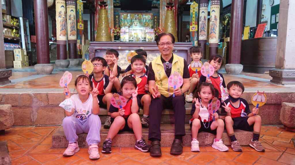 ▲彰化市長林世賢與可愛的市立幼兒園小朋友一起在有300年歷史的開化寺相見歡合影留念。（記者林明佑攝）