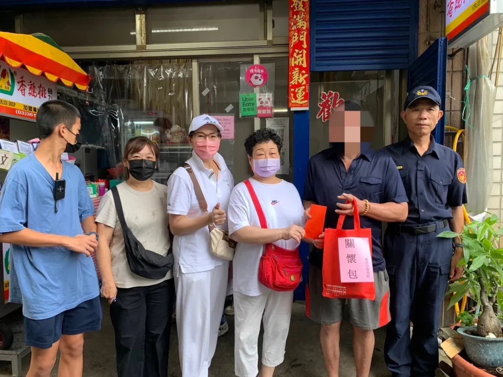 土城警分局主動結合民間愛心的力量,希望藉由小小的關懷及協助弱勢家庭無助之際,能對民眾盡一份綿薄之力,也展現警察溫馨助人的形象