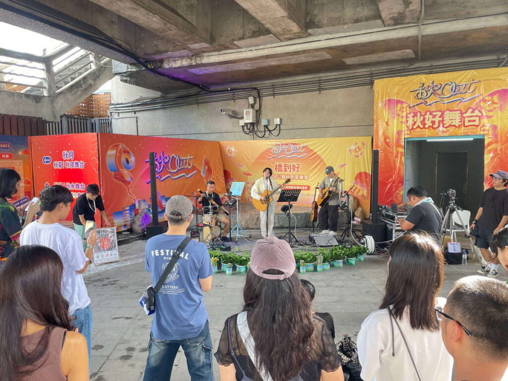 「2024公館秋色音樂會」活動日氣候不穩定,喜愛聽音樂的民眾仍不減熱情