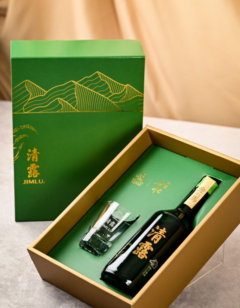 圖說:清露x金馬聯名禮盒,由金馬執委會提供(禁止酒駕,酒前酒後不開車,安全有保障;未滿十八歲禁止飲酒)