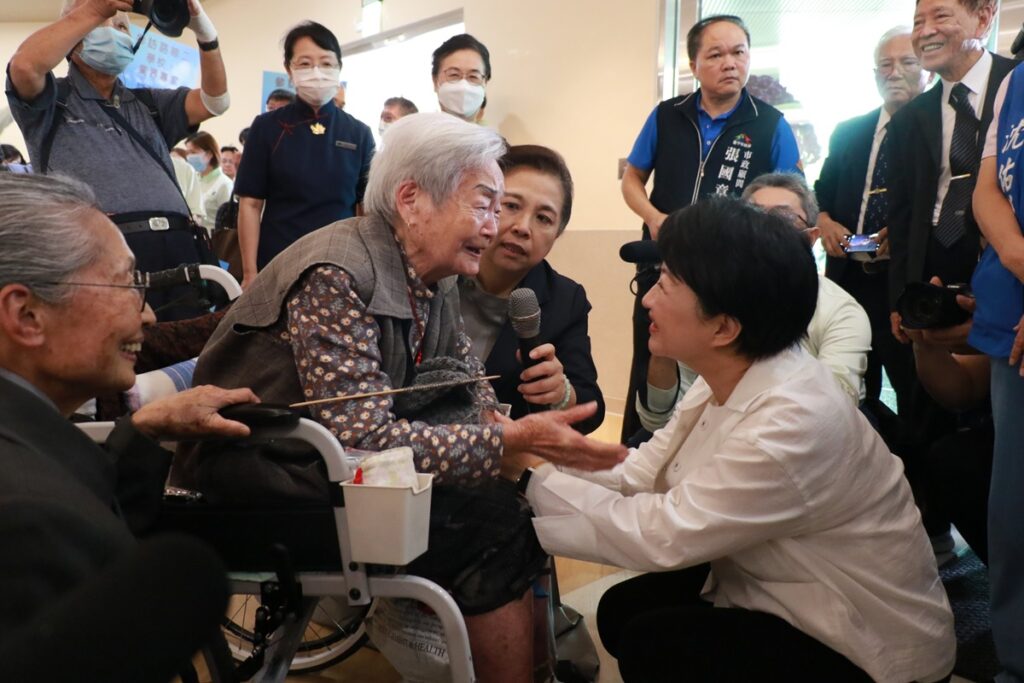百歲人瑞褚奶奶感恩盧市長。（圖/臺中慈濟醫院提供）