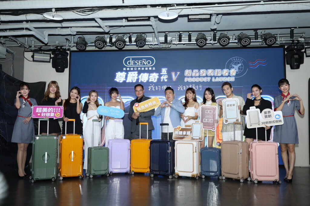 （由左至右）藝人張芷緹、Jasmine 潔咪、Luna、王嫚萱（湘瑩)、董至成、夏乙薇、宣宣、阿美、KIKI出席行李箱品牌發表會。